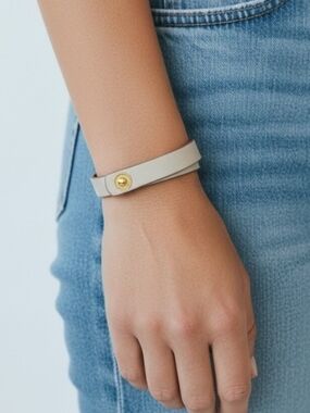 🚨5/$25 Bracelet - Cream with Gold Accent